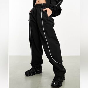 The North Face Tek Piping wind pants in Black - M